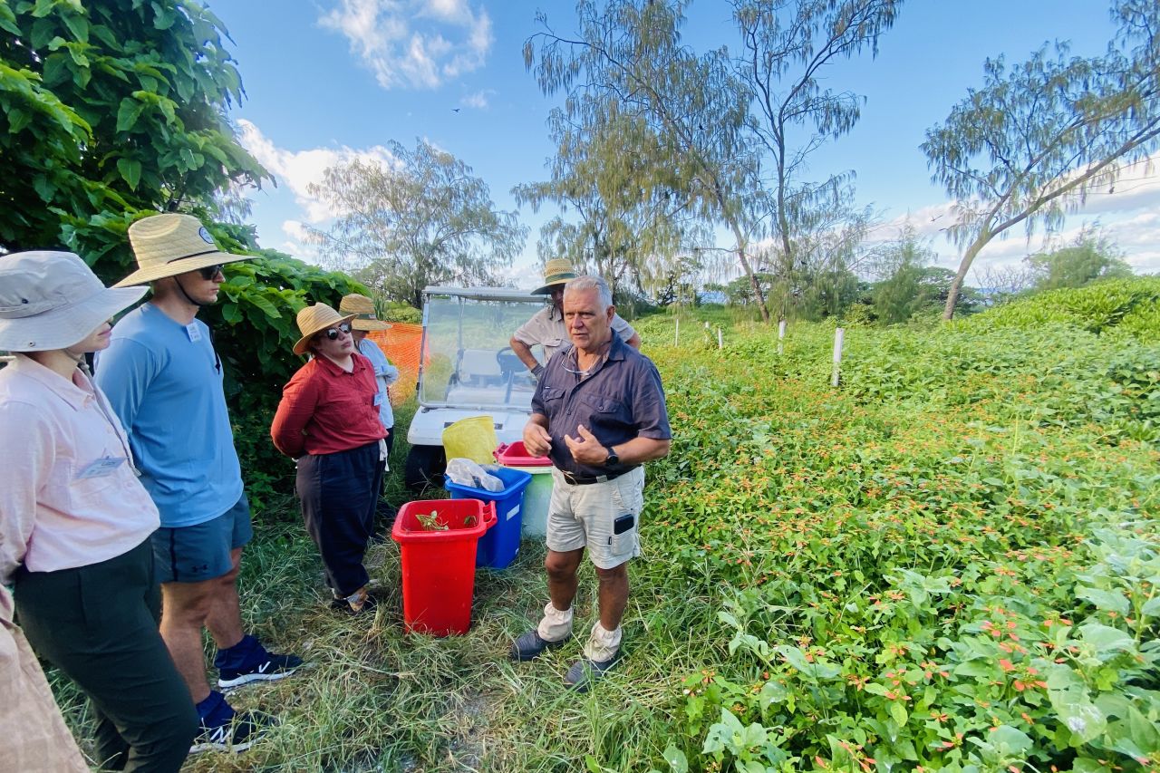 Jim inducting a team of volunteers. Credit Carolyn Trewin Great Barrier Reef Foundation