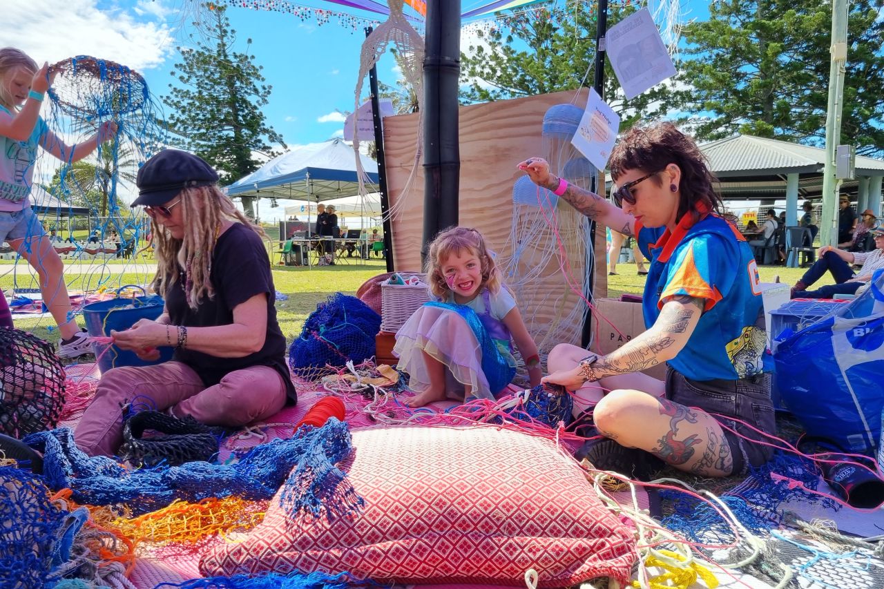 Ghost net weaving at the Sandy Krak Reef Festival. Credit: Daina Lanyon