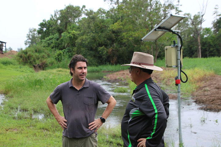 Chris Dench and HCPSL’s Lawrence Di Bella discuss water quality at an on-farm monitoring site. Credit: GBRF